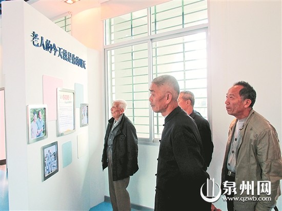 老年朋友学习健康保健常识