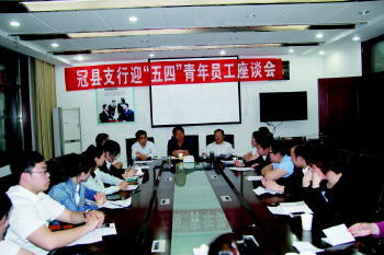 近日,农行聊城东昌府支行携手聊城大学政管学院,探索实施了“微课堂”+“校园先锋”的全新金融知识宣讲模式。该模式主要为农行定期开设“微课堂”,对大学生志愿者组成的“校园先锋”进行金融知识培训,“校园先锋”再将学到的知识传递给身边的同学,通过“以点带面”的形式,推动金融知识普及工作的扩面提质。