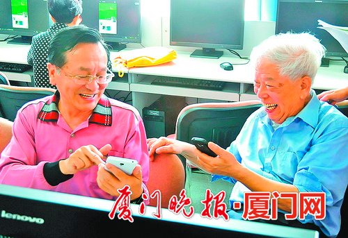 加上好友了,他俩好开心。左为1班班长黄正烊和“老大哥”沈维东。