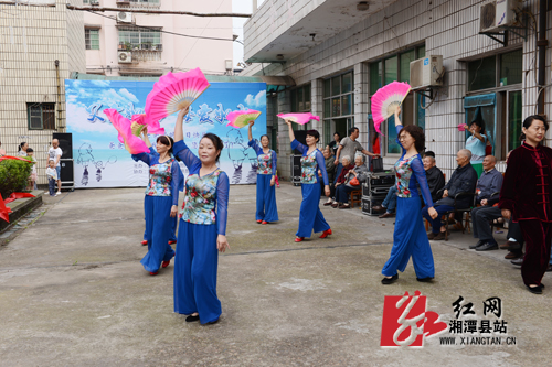 湘潭县老年大学“母亲节”上演夕阳红风采