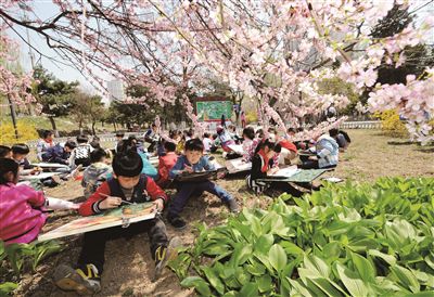 4月22日，沈阳市南京街第一小学将课堂搬进公园，组织三个年级的学生走出校门前往中山公园，开展“我画春天”“拍摄春天”“放歌春天”“寻找春天”等主题活动，让孩子们亲近自然、放松身心。