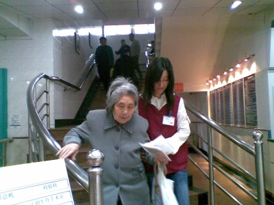 兰州专业居家护工“有市无价” 缺乏培训市场混乱