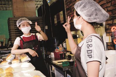 学手语。渤海早报记者