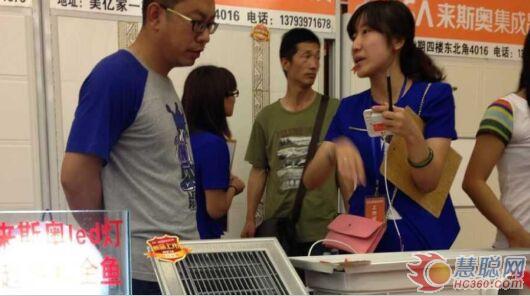 来斯奥LED灯等电器演示,赢得业主好感