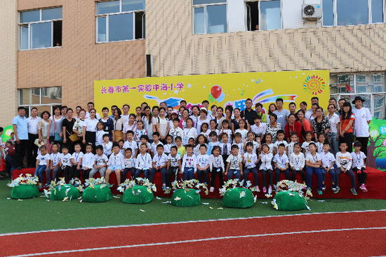 课堂上,还有老师扮演陌生人“骗走”孩子,借机向家长、孩子强调安全的重要性;情景剧《上学路上放学路上》再现出孩子们生活中常见的场景,教育孩子们如何防拐、防骗、不买路边摊的零食,以及遇到突发事件或紧急情况,如何处理,让孩子增强自护意识,学会自护本领。