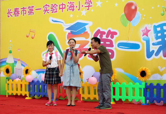 在“健康伴我行”版块,体育老师结合国家小学生体质监测中对一年级学生的要求,向家长讲解了国家体测内容和达标的标准。孩子们特别喜欢之后的体测游戏,争先恐后地上前面去参与活动,玩儿得特别投入,通过学校公布实际测试结果和国家要求的标准,引起了家长们对学生体能的充分关注。