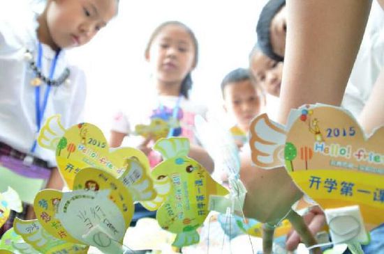在入学第一课现场,伴随着上课铃声,音乐老师、英语老师和学生一起唱歌并自己创编舞蹈动作,活跃了现场气氛,让孩子们在歌声里走进课堂。