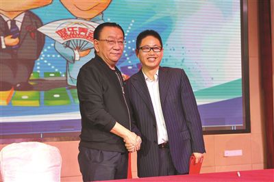 影视演员侯耀华代言娱乐养老生活馆。刘浏