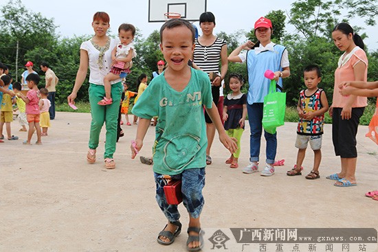 北海:“六一”暖心活动关爱搬迁村儿童少年