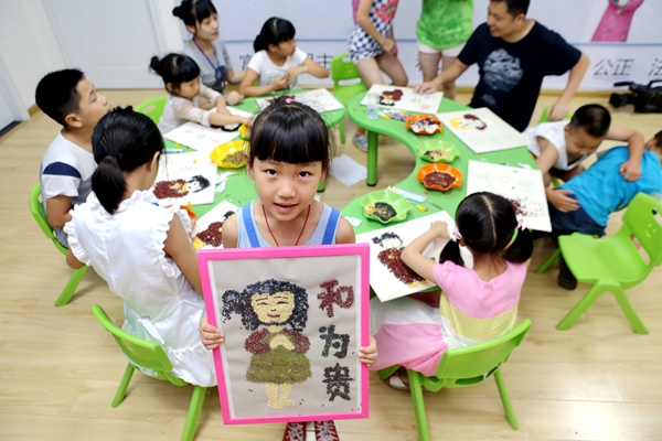 长沙:暑假课堂萌娃学梦娃 作豆画传福扇 唱响童心中国梦