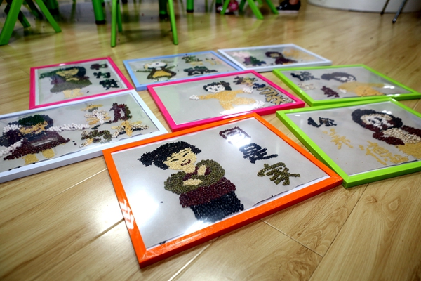 长沙:暑假课堂萌娃学梦娃 作豆画传福扇 唱响童心中国梦