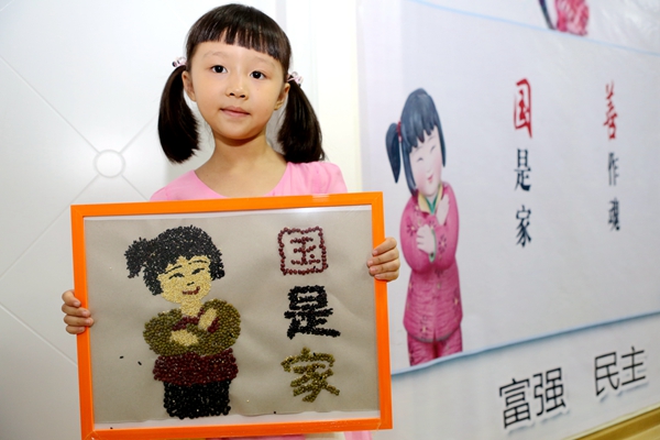 长沙:暑假课堂萌娃学梦娃 作豆画传福扇 唱响童心中国梦