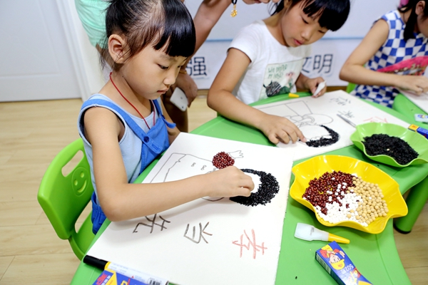 长沙:暑假课堂萌娃学梦娃 作豆画传福扇 唱响童心中国梦