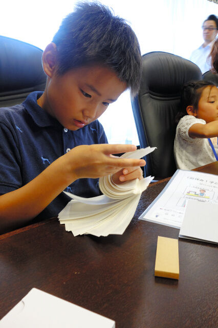 日本银行请小学生抱亿元现金学习知识(组图)