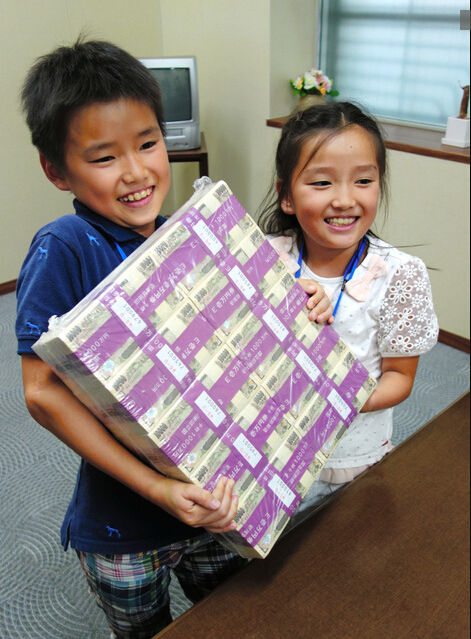 日本银行请小学生抱亿元现金学习知识(组图)