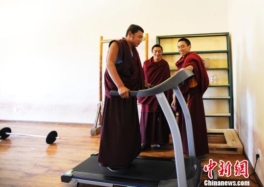 名医四川阿坝行：带着健康入藏乡 留下无数爱足