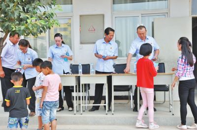 法官们给孩子们发放“普法宝典”