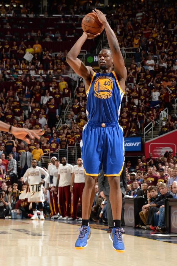 NBA篮球国度登陆武汉 巴恩斯携总冠军奖杯驾到