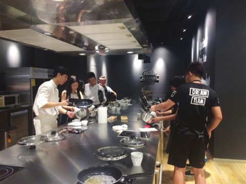 不求赢利 但求引人气 “餐厨艺术课”开进百货商场