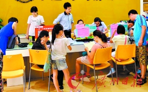 临近暑假，培训机构报名咨询人数众多。