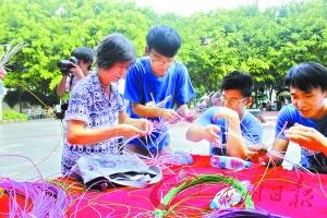 特色夏令营受青睐，图为学生在学习南海藤编。