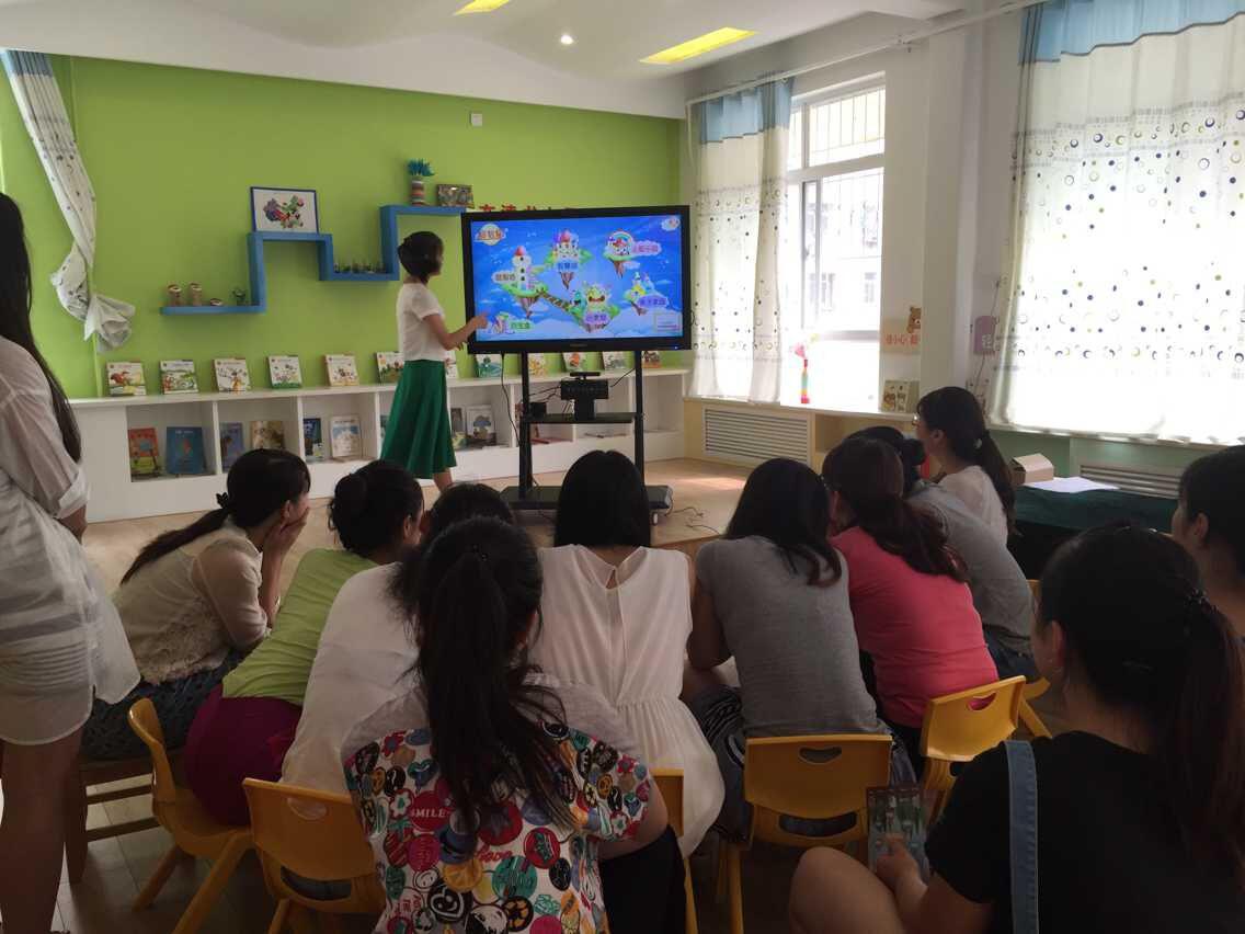 图2创显科教培训师与幼儿园老师交流