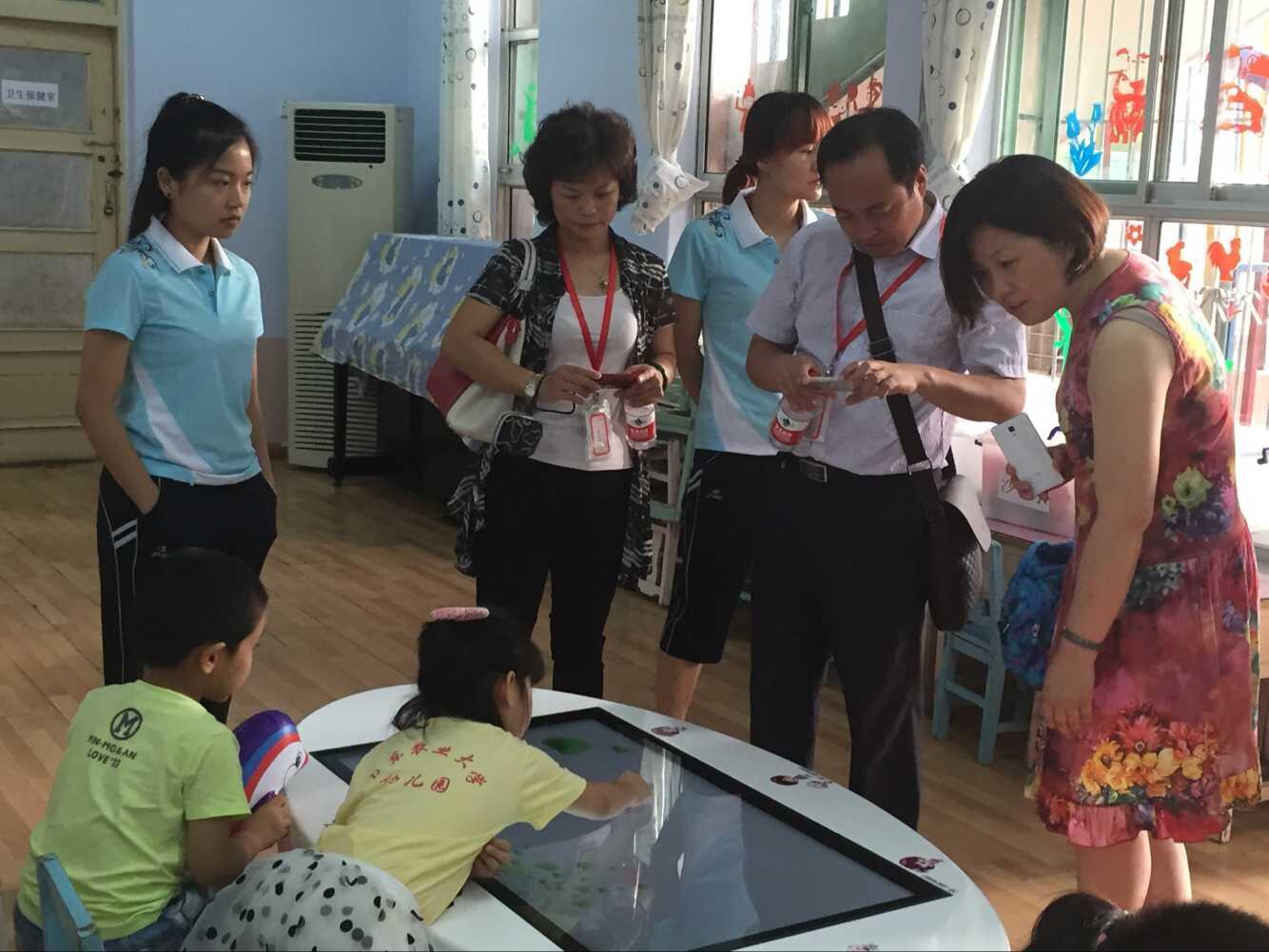 图3老师们体验创显交互式触控桌