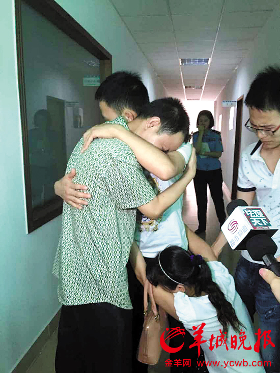 借助人脸识别技术 双胞胎哥哥找回被拐20年弟弟