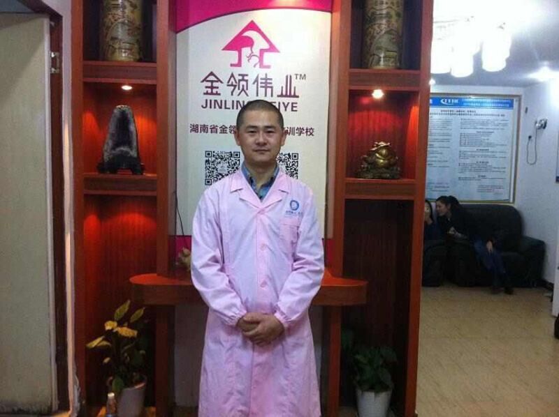 【千万神秘男富豪,竟做催乳师】