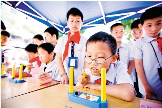 “你知道下雨天可以到大树下避雨吗？”“怎样才能把太阳的热量转化为电能？”“触电时正确的急救方法是什么？”……答案就藏在精彩的游戏中。6月1日，绍兴市上虞供电公司“电娃课堂”成长实践营走进鹤琴小学，引爆欢乐小宇宙。