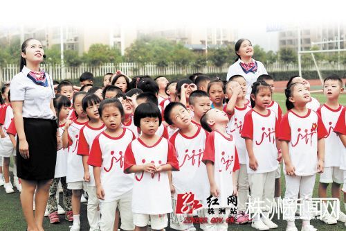 在砂子塘泰禹小学操场上,李靓老师(左)正带着一年级新生准备参加升旗仪式。长沙晚报通讯员 李静 摄