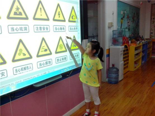 宝鸡幼儿园:5.jpg 宝鸡幼儿园培养幼儿安全防护意识(组图)