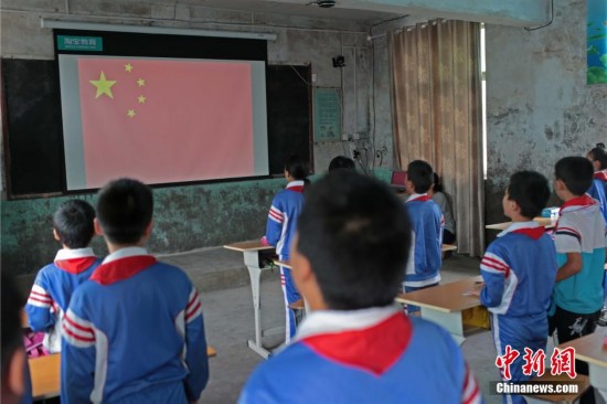 太行山区贫困小学开启“云端课堂”