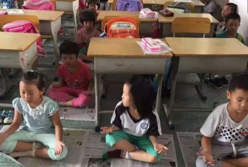 校长强迫小学生用打坐代替午睡