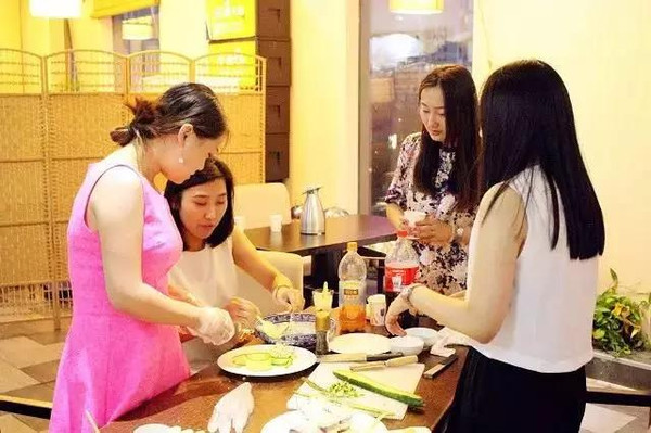 【爱大厨烹饪课堂】和美女一起学习非凡土豆泥~
