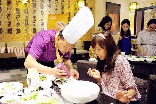 【爱大厨烹饪课堂】和美女一起学习非凡土豆泥~