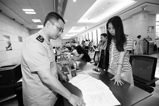 图为:审批提速,十几分钟办完公司注册 通讯员张敏摄