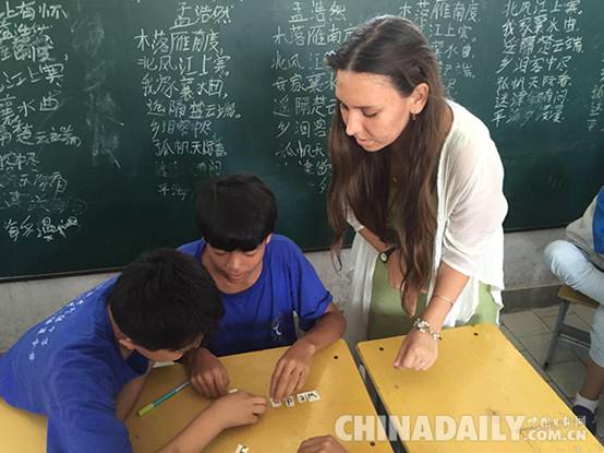 “最美英语教师”报道追踪三:请来外国志愿者,免费辅导留守儿童