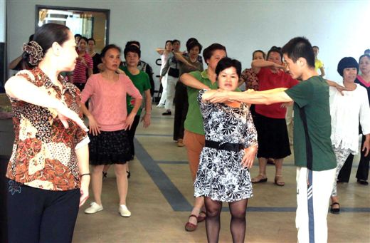 老师纠正学员动作。