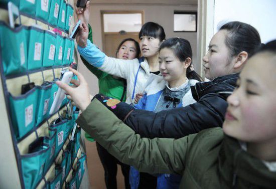 20141225063334222.jpg 安徽亳州:大学校园探索实施“无手机课堂”制度