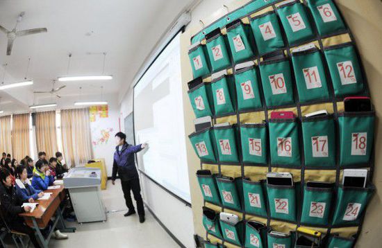 20141225063333927.jpg 安徽亳州:大学校园探索实施“无手机课堂”制度