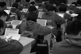 11月28日,长沙市长郡双语实验中学,翻转课堂公开课上学生人手一台平板电脑。