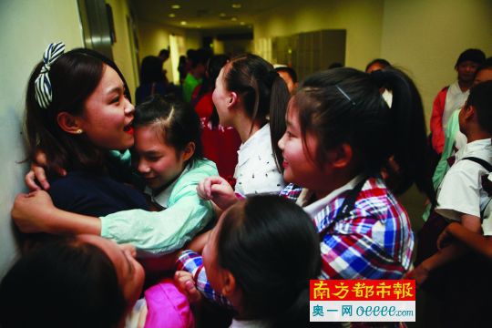 去年留唱团培训期间，每次课程结束时，孩子们都很舍不得周梦琪老师。受访者供图