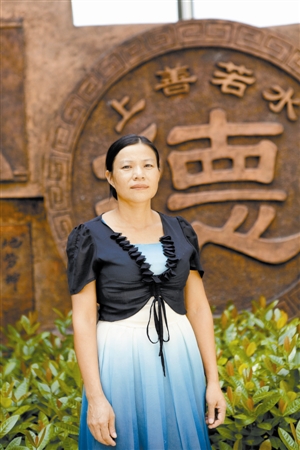 好儿媳背起婆婆到深圳打工十年：孝敬老人是天