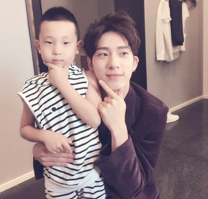 小眼睛处女座林大竣 在公主王子身边一样刷存在