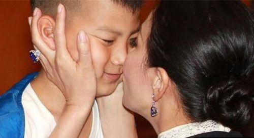 不拼亲妈拼干妈 星二代的超大牌干妈