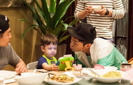 不拼亲妈拼干妈 星二代的超大牌干妈