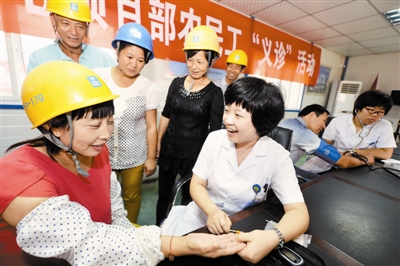 图文：换季时节 中建五局三公司为外来工“义诊