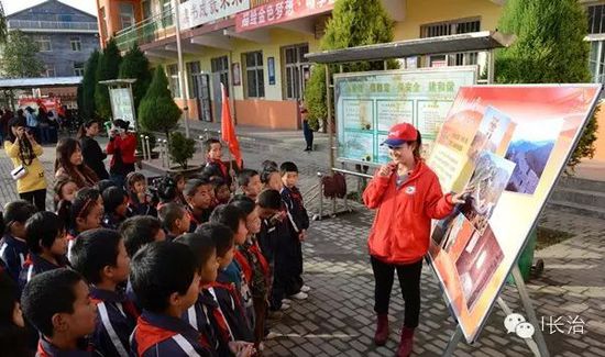 安利志愿者为金口学校的孩子们讲解北京的名胜古迹