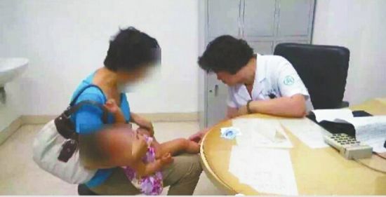 女婴下体起水泡医院疑烧伤 家属疑保姆所为(图
